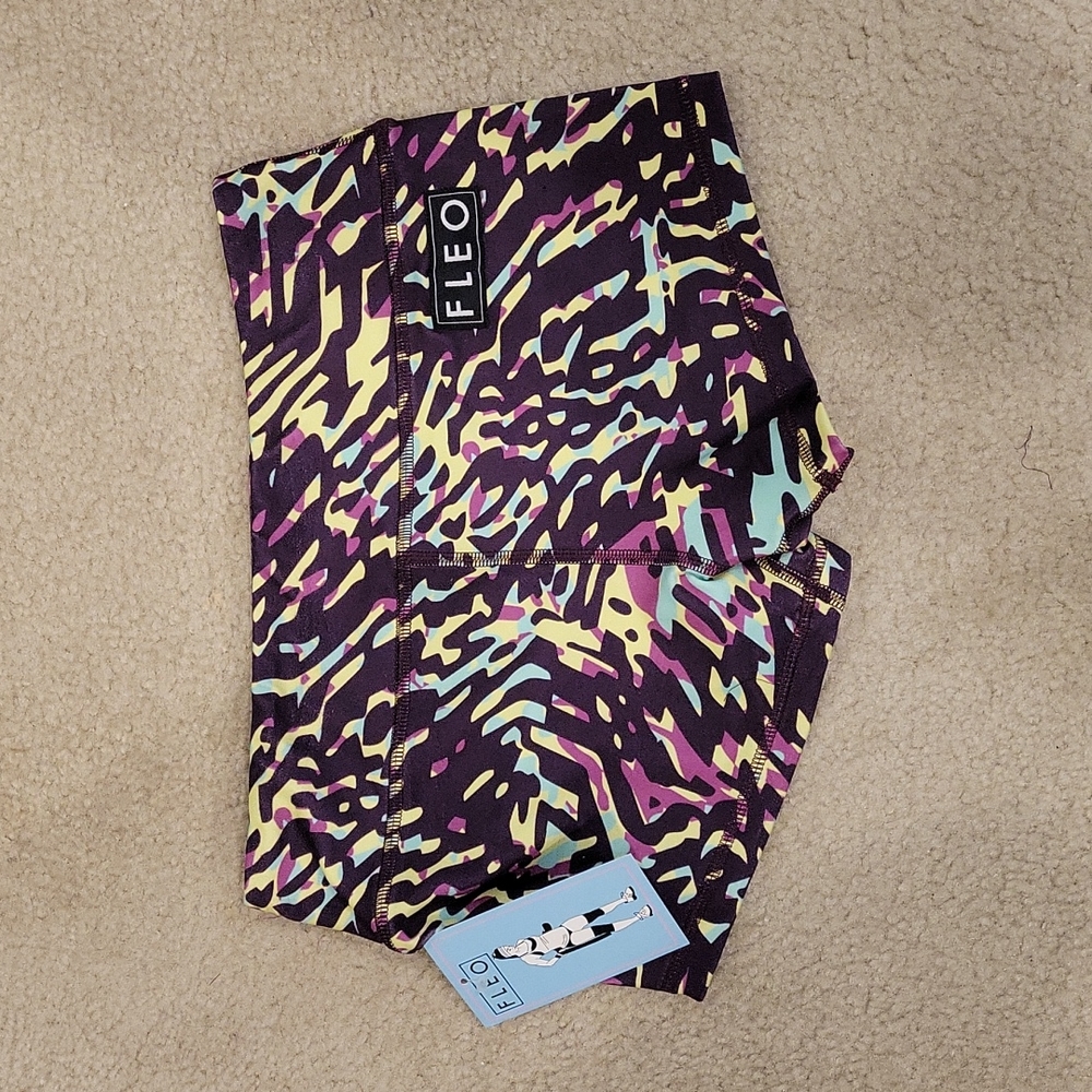 Fleo Shorts - Picture 2 of 5